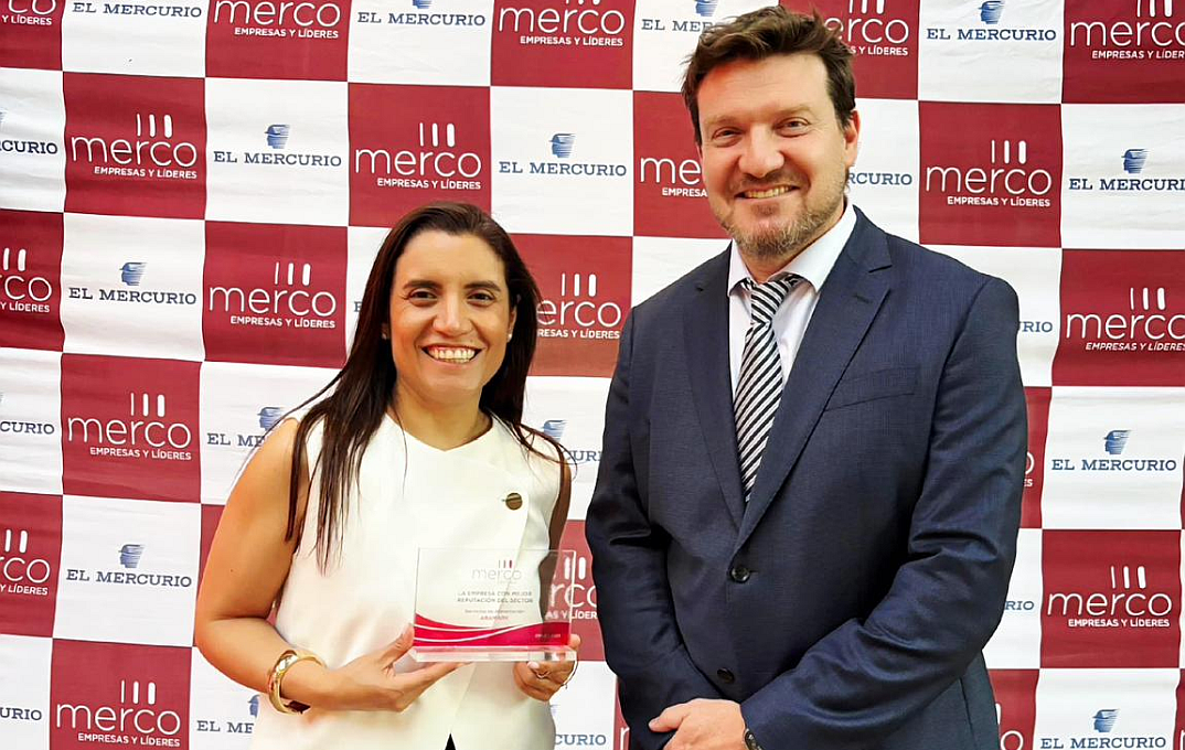 2 Aramark team members accepting the 2025 award from Merco Empresas
